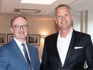 Zwei Männer, die zusammen lächeln