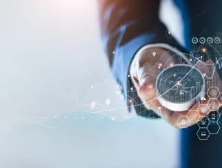 eine Hand, die einen runden Gegenstand hält