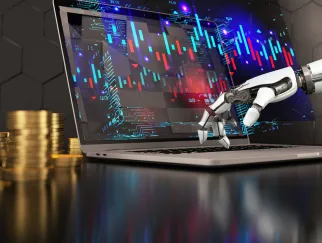 Ein Roboterhand, der auf einem Laptop tippt