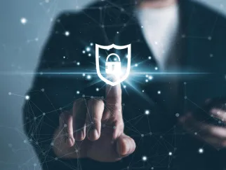 Eine Person, die einen Bildschirm mit einem Schildsymbol berührt