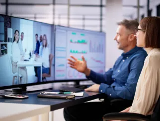 Eine Gruppe von Menschen, die auf einen Computerbildschirm schauen