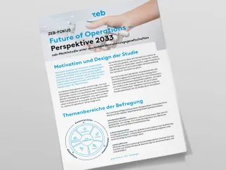 Ein weißes Papier mit blauem Text und einer Hand darauf