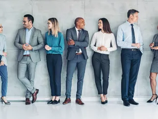 Eine Gruppe von Menschen, die in einer Reihe stehen