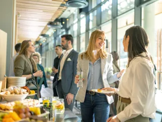 Eine Gruppe von Menschen, die um einen Tisch mit Essen steht