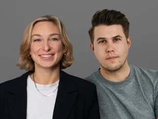 Ein Mann und eine Frau posieren für ein Foto