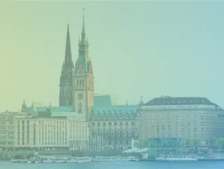 Eine Stadt mit einem Gewässer