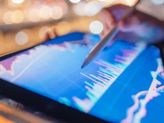 Eine Person, die einen Stift auf einem Tablet benutzt