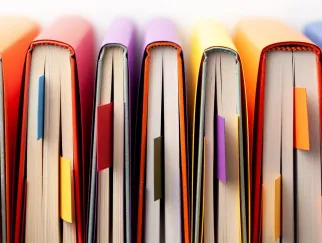 Eine Reihe bunter Bücher mit Lesezeichen