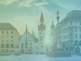 ein Stadtplatz mit Gebäuden und einem Brunnen