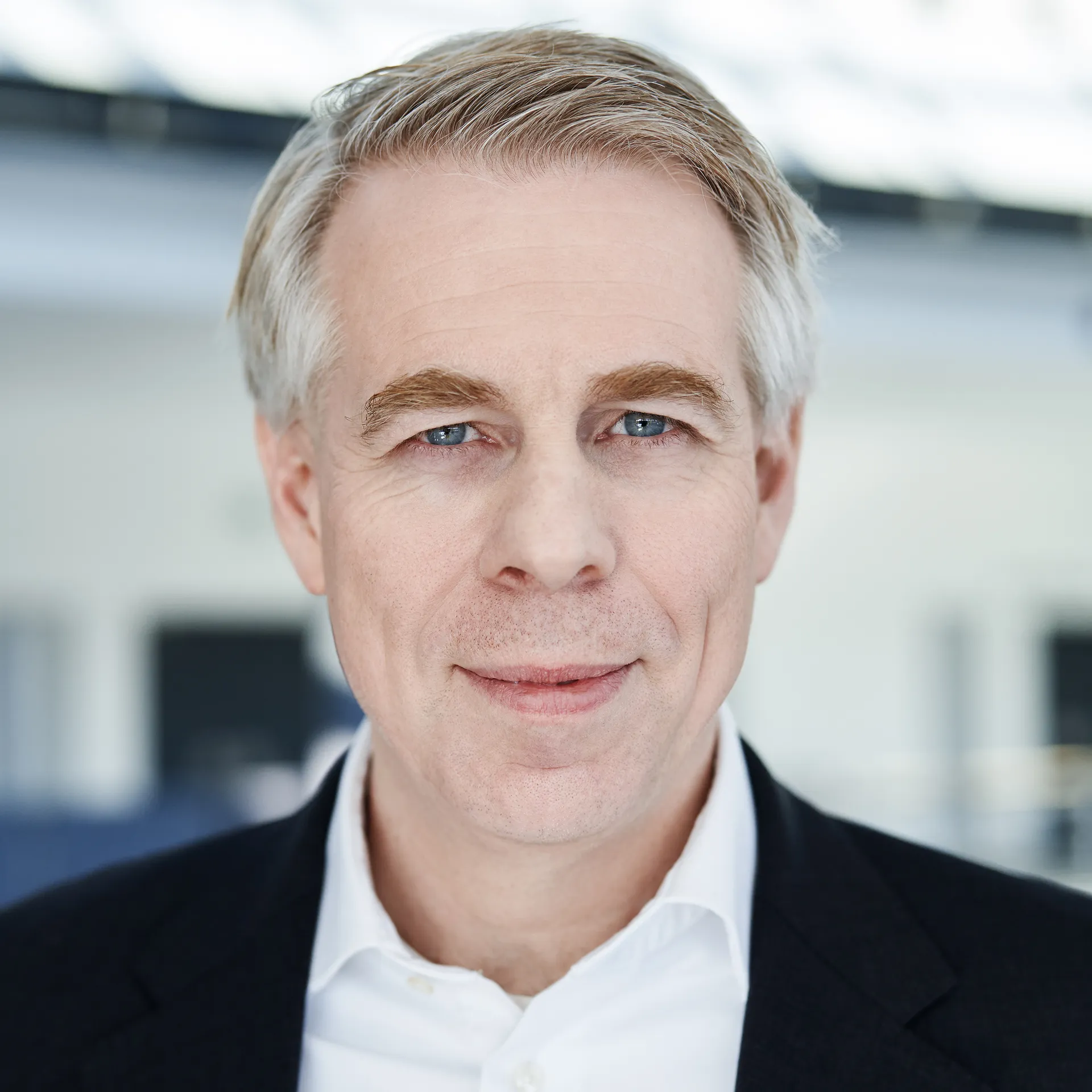 Ein Mann im Anzug