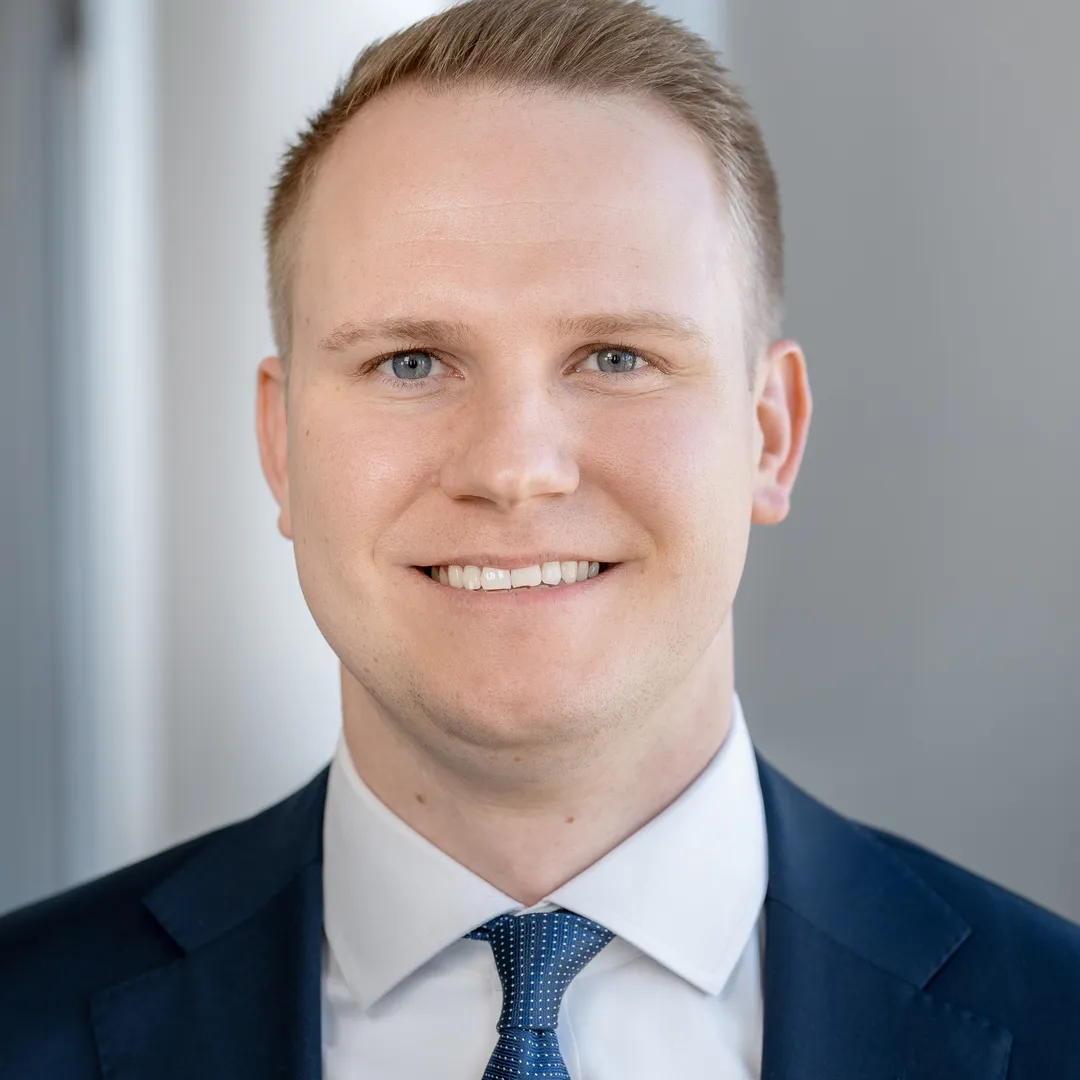 Ein Mann in Anzug und Krawatte