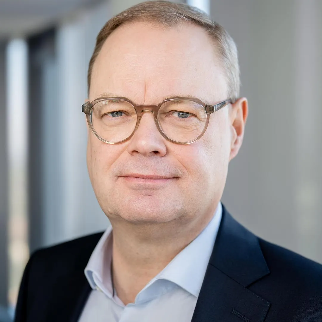 Ein Mann mit Brille und Anzug