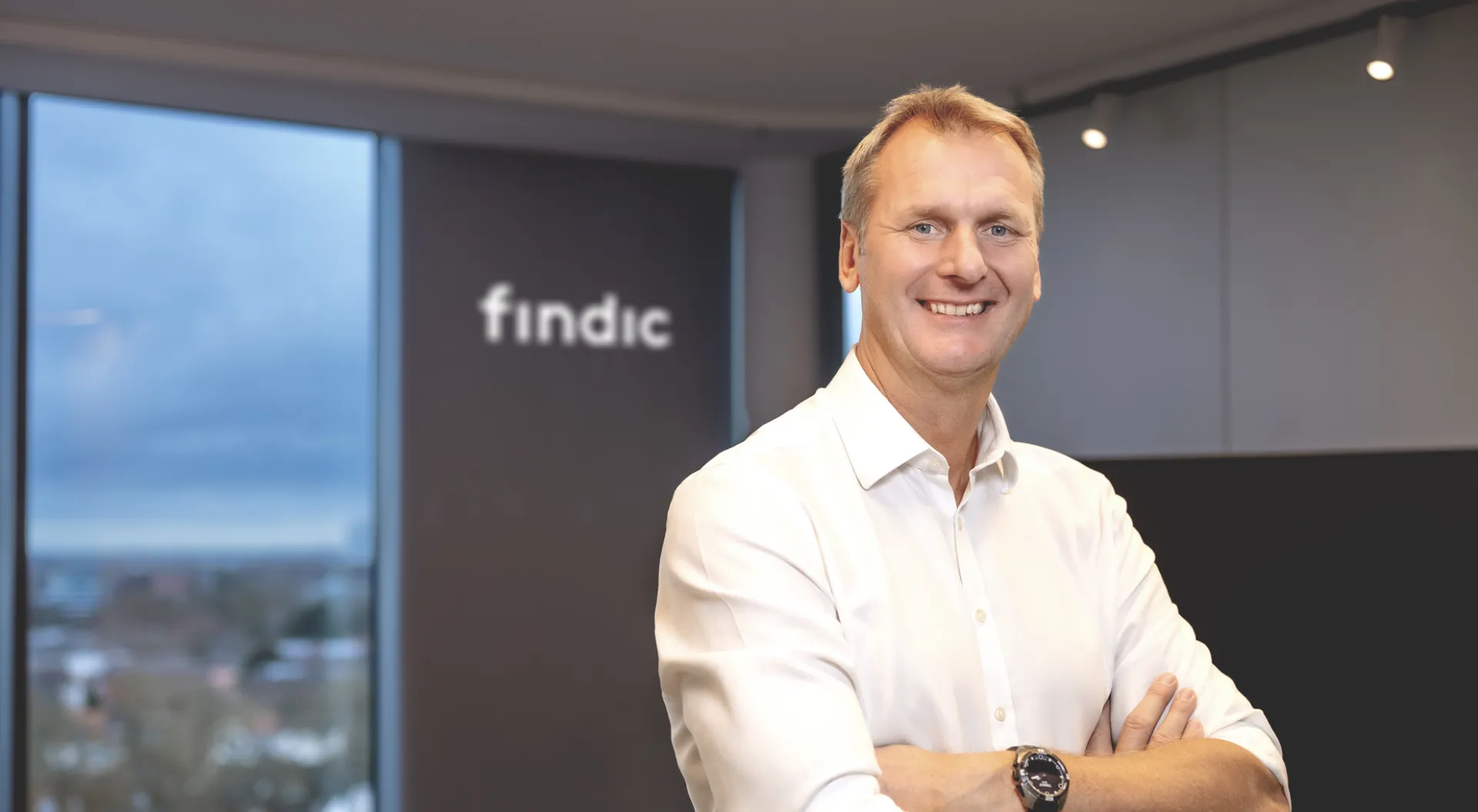 Ein Mann im weißen Hemd