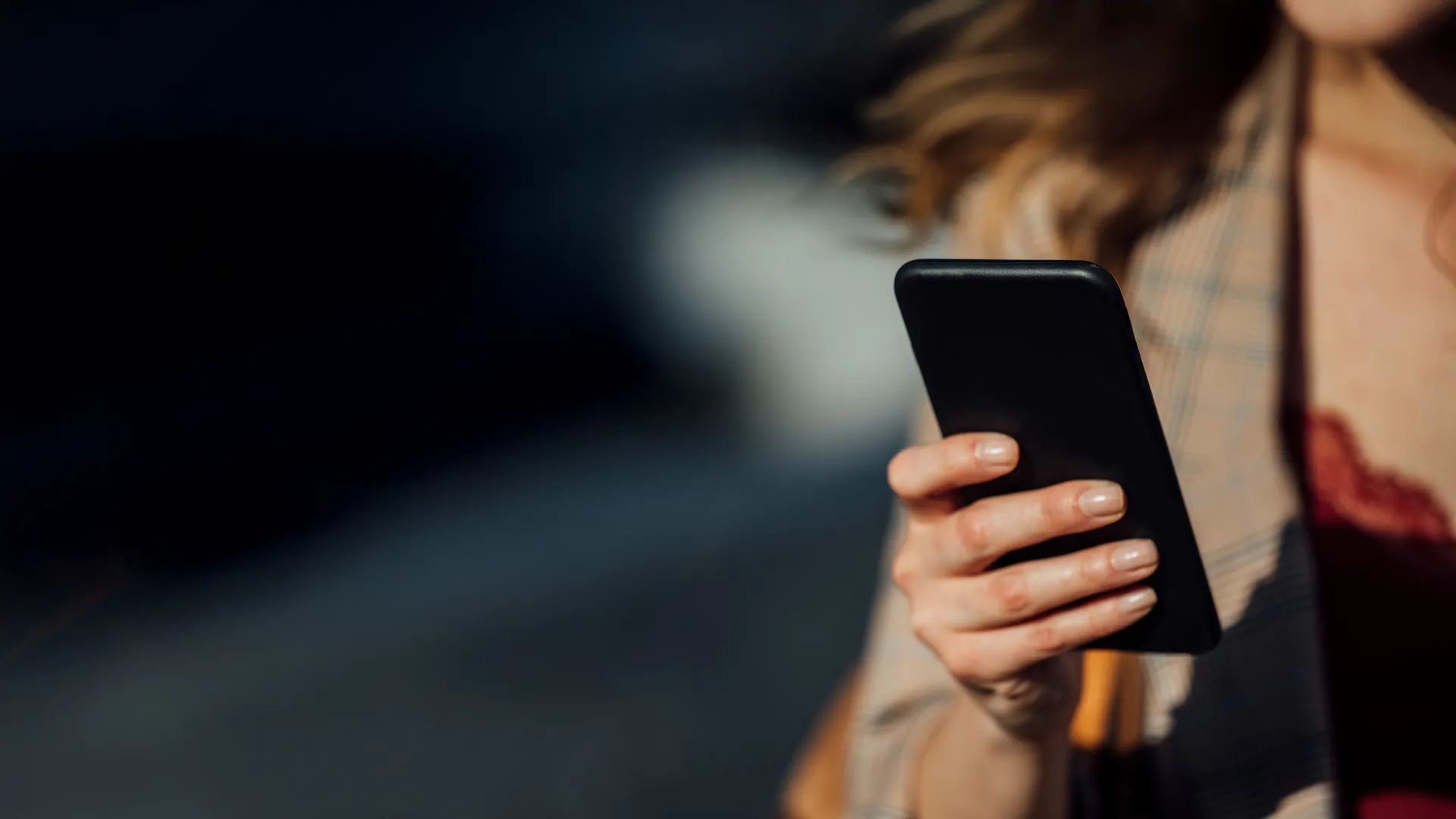 Eine Person, die ein Telefon hält