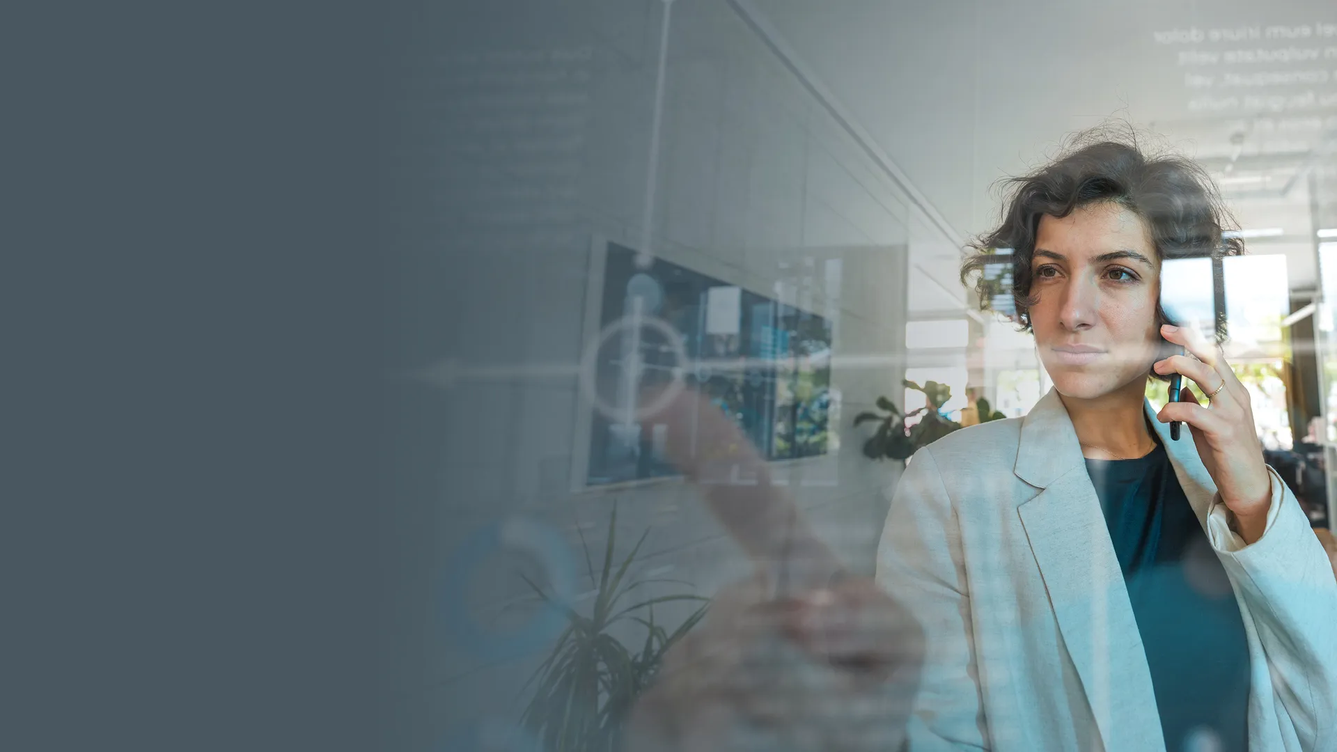 Ein Mann, der auf etwas zeigt