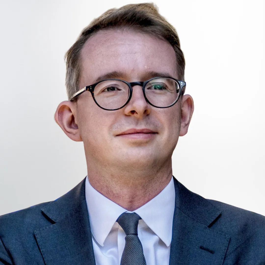 Ein Mann im Anzug und Krawatte