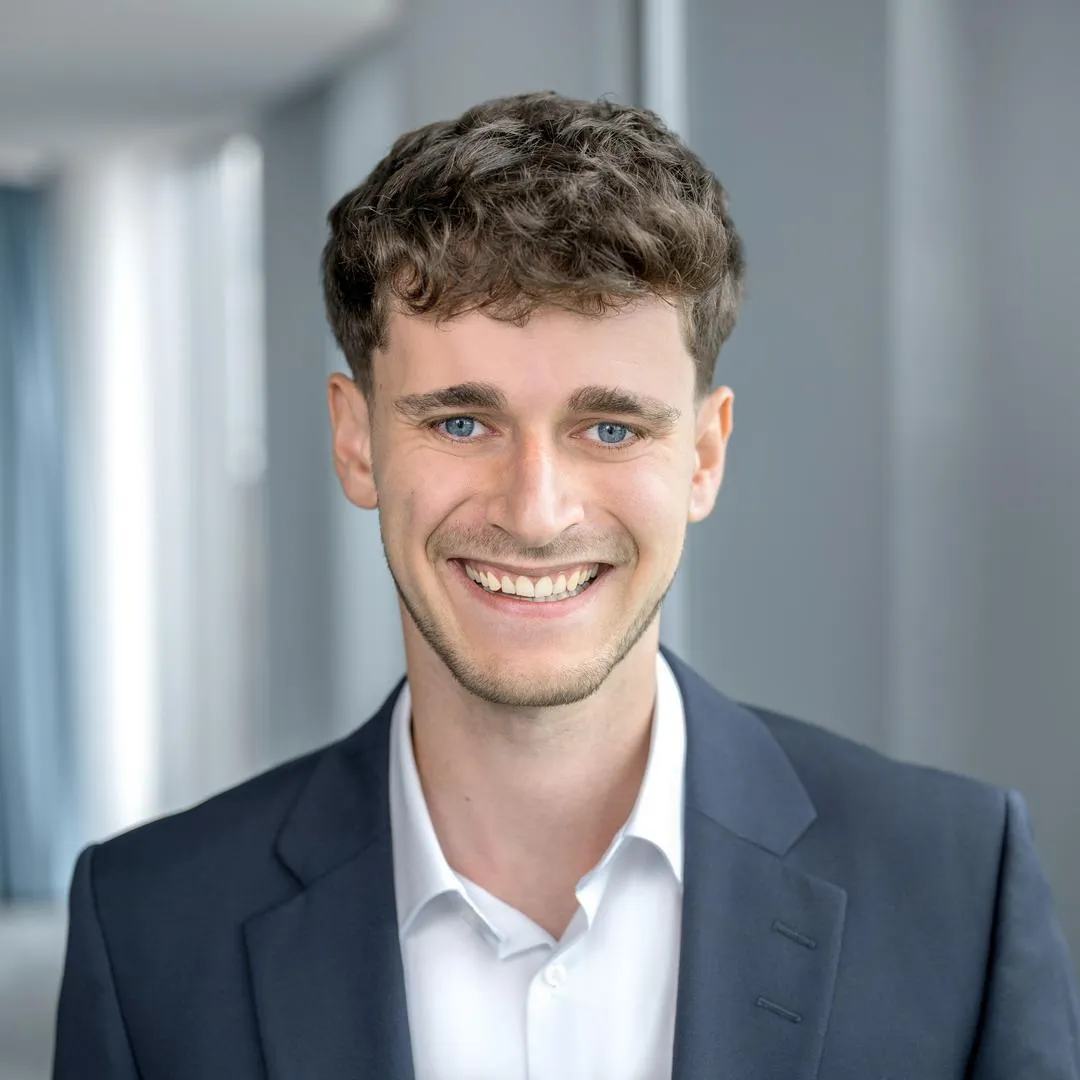 Ein Mann, der in die Kamera lächelt