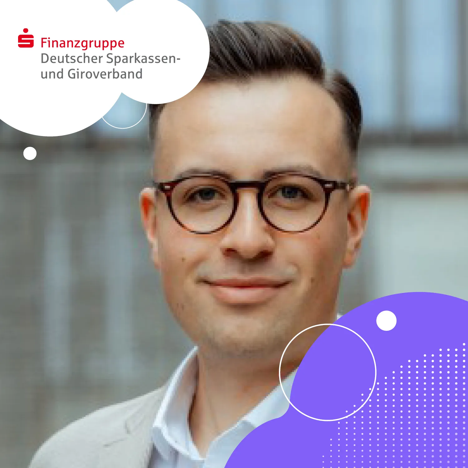 Ein Mann mit Brille und weißem Hemd