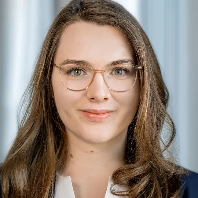 Eine Frau mit Brille, die lächelt