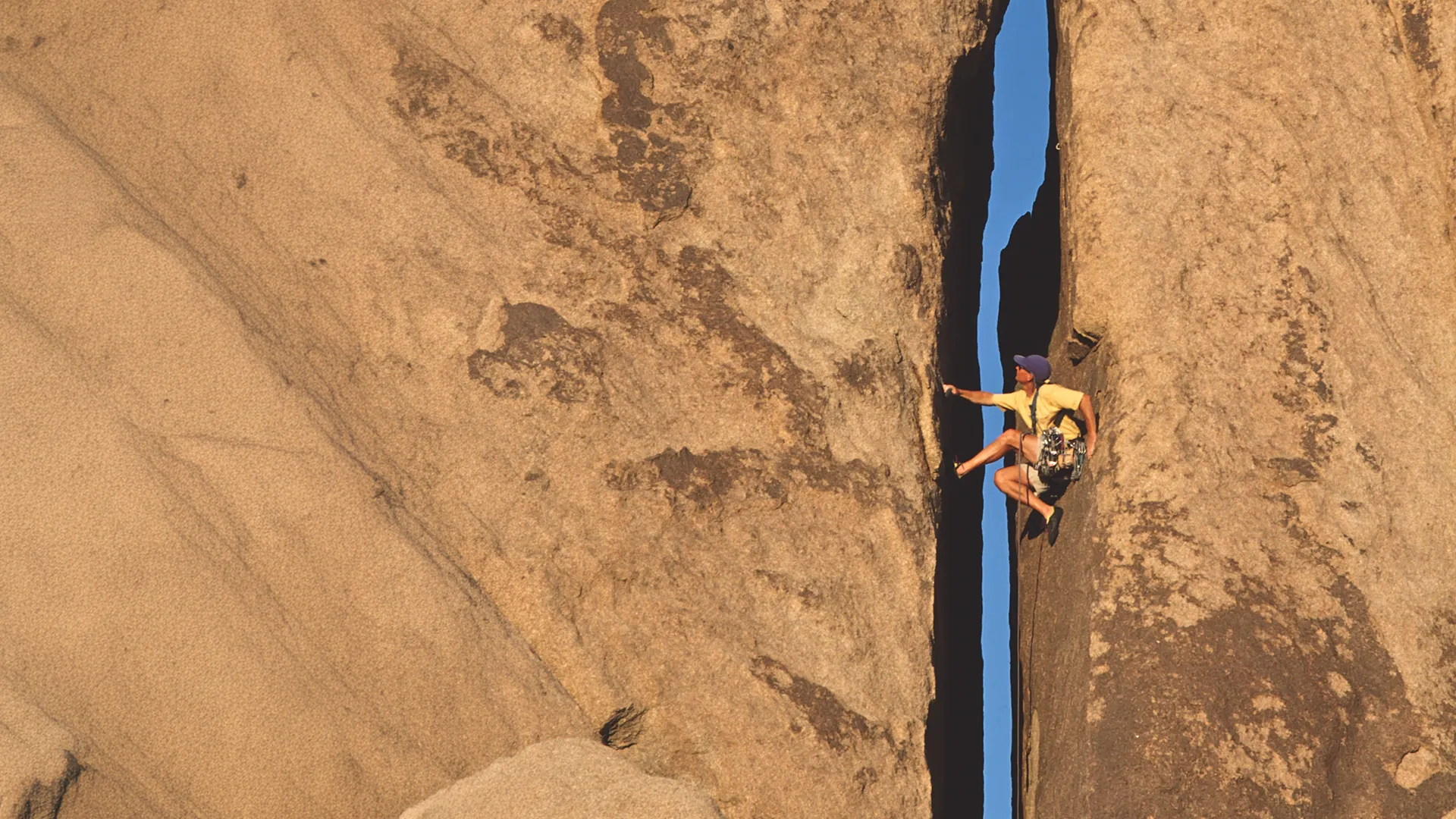 Eine Person, die auf einen Felsen klettert