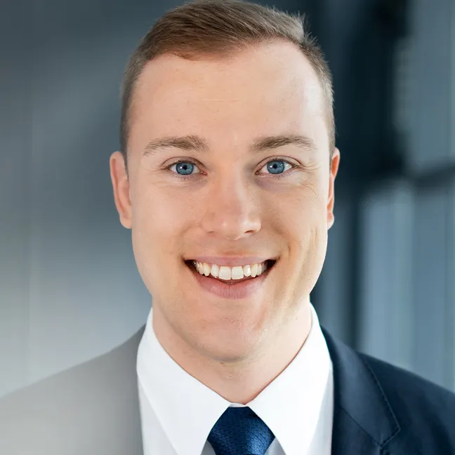 Ein Mann im Anzug lächelt