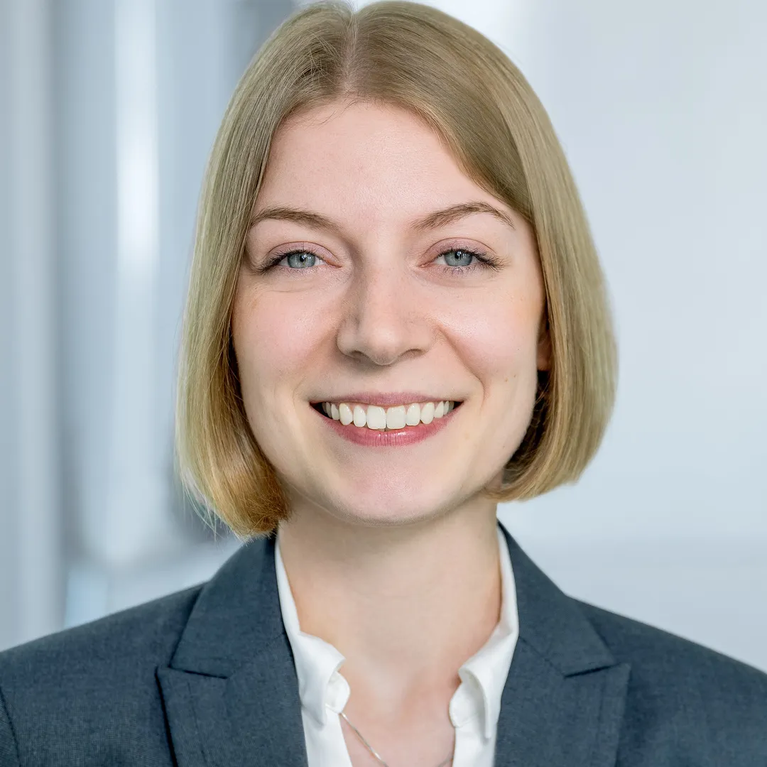 Eine Frau, die in die Kamera lächelt Eine Frau, die in die Kamera lächelt