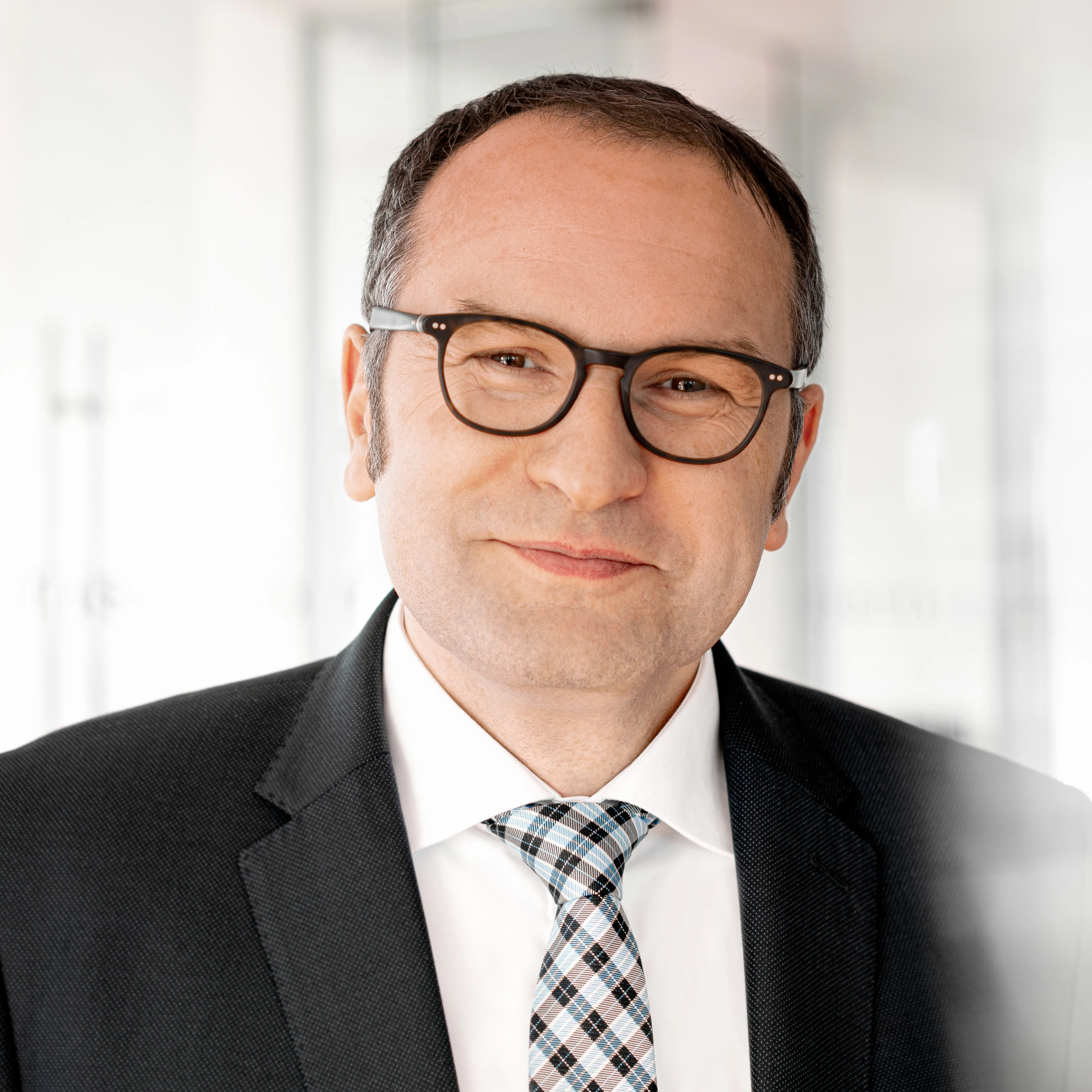 Ein Mann in Anzug und Krawatte