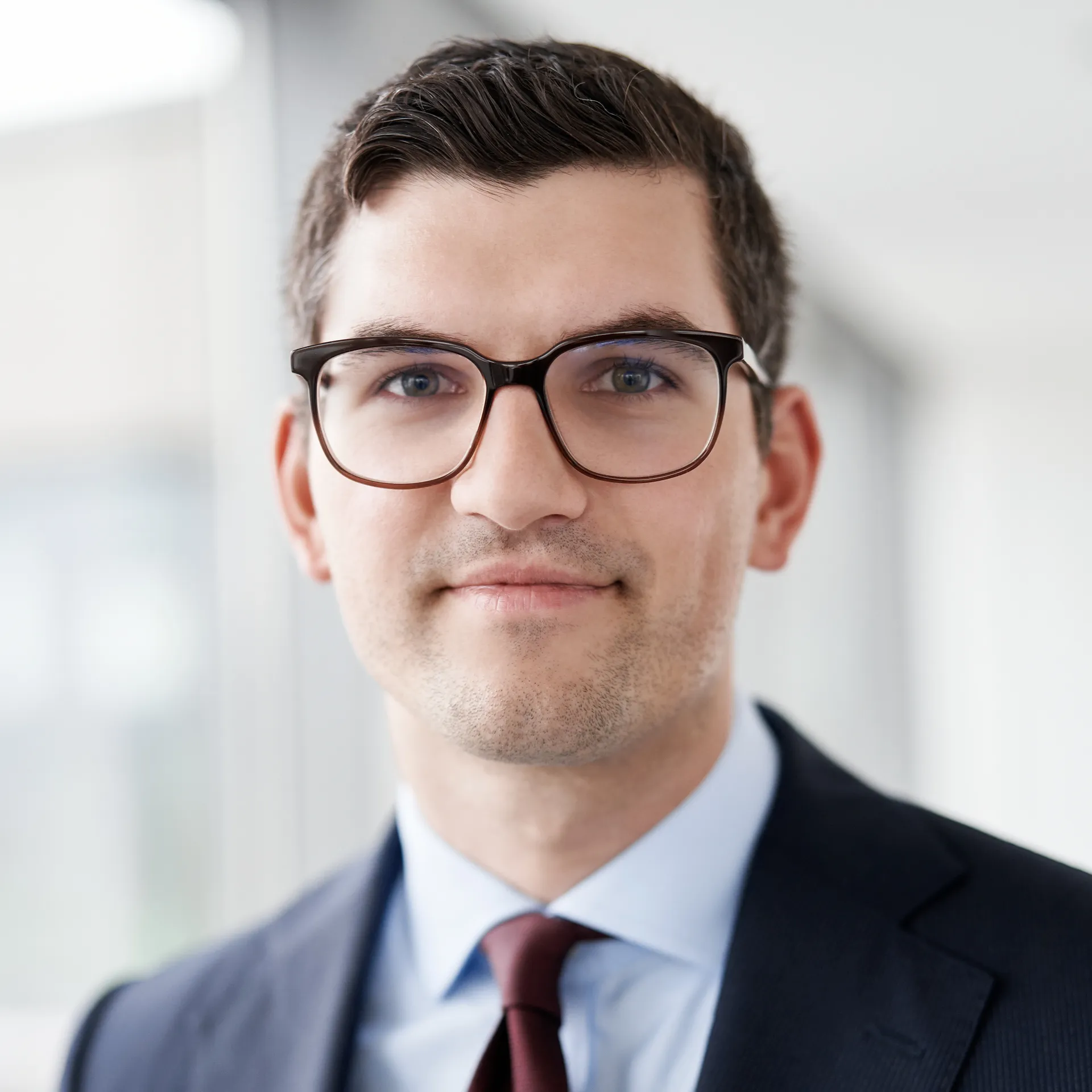 Ein Mann in Anzug und Krawatte