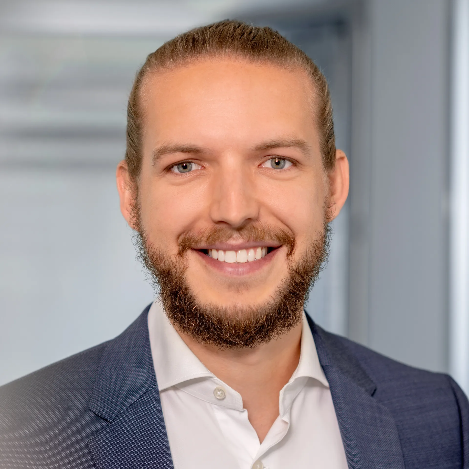 Ein Mann, der in die Kamera lächelt