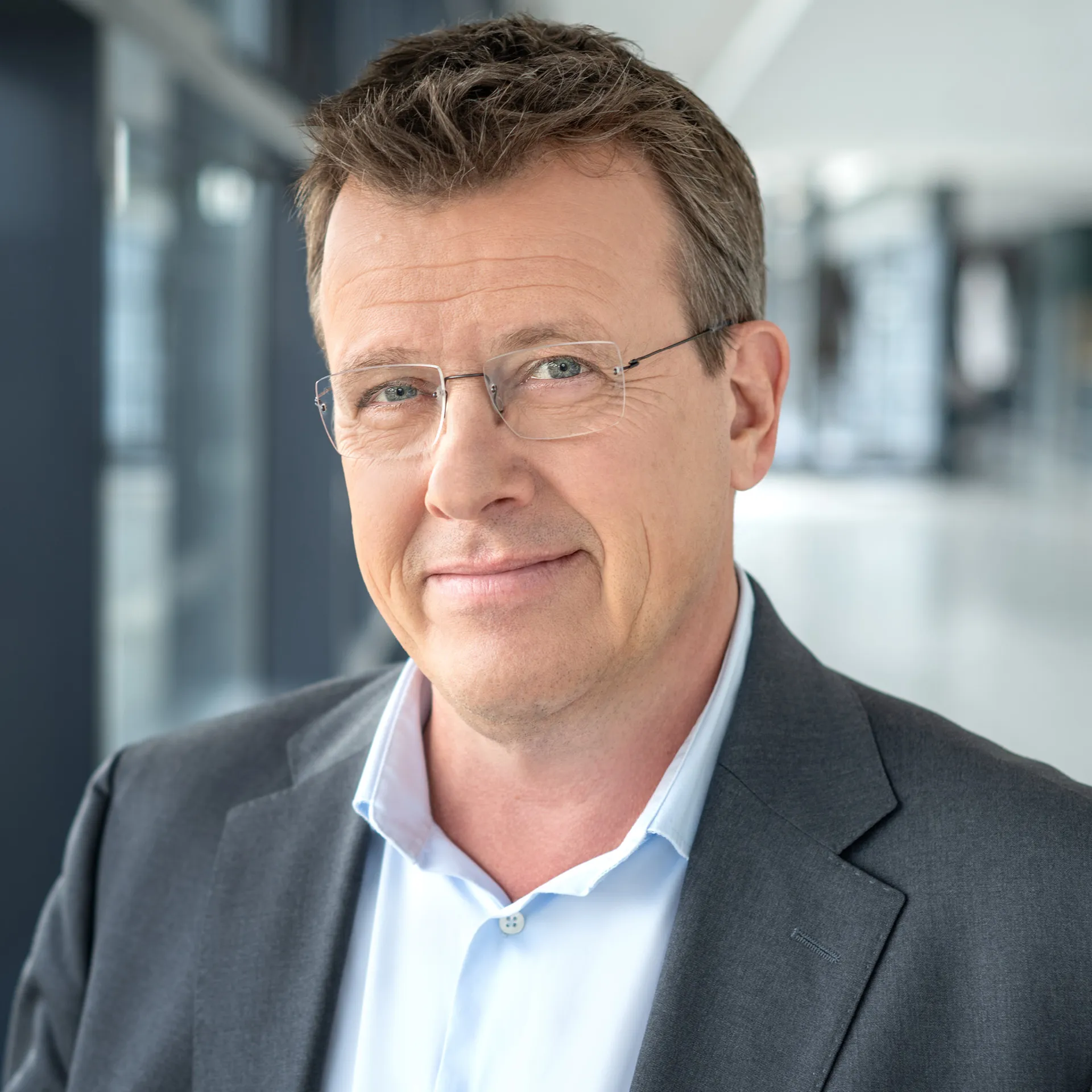 Ein Mann mit Brille und Anzug