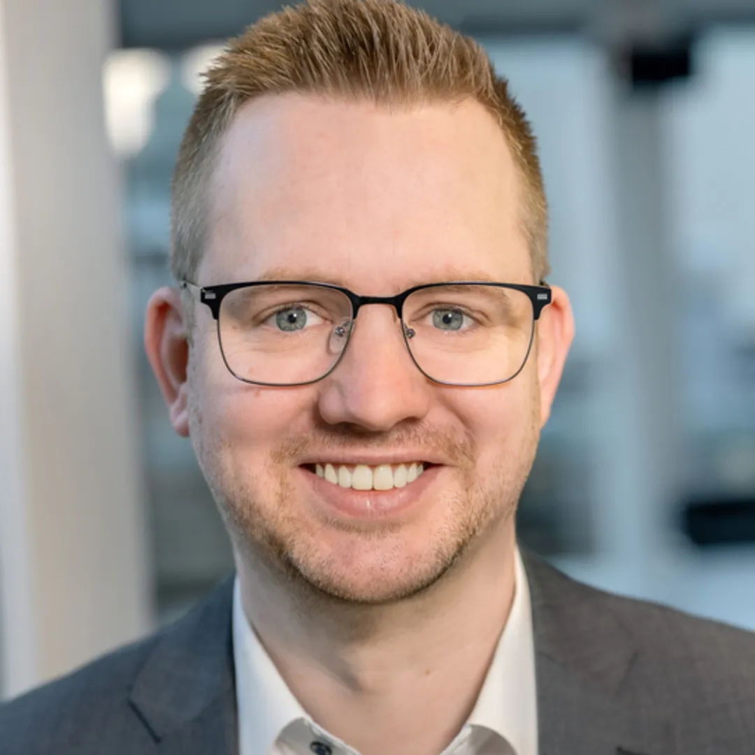 Ein Mann mit Brille und Anzug