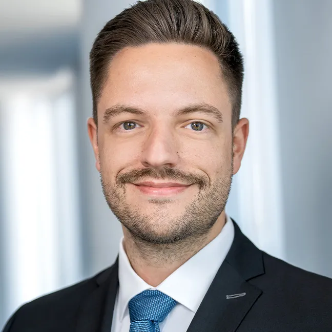 Ein Mann im Anzug und Krawatte