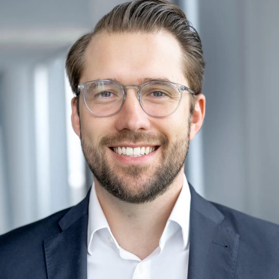 Ein Mann mit Brille und Anzug