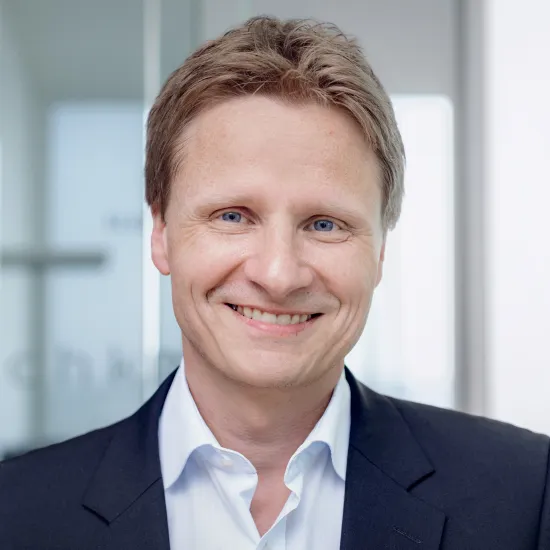 Ein Mann, der in die Kamera lächelt