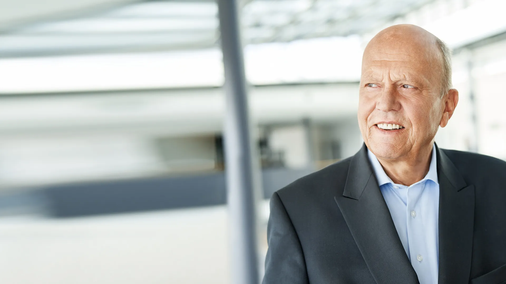 Henner Schierenbeck, zeb Ein Mann im Anzug, der lächelt
