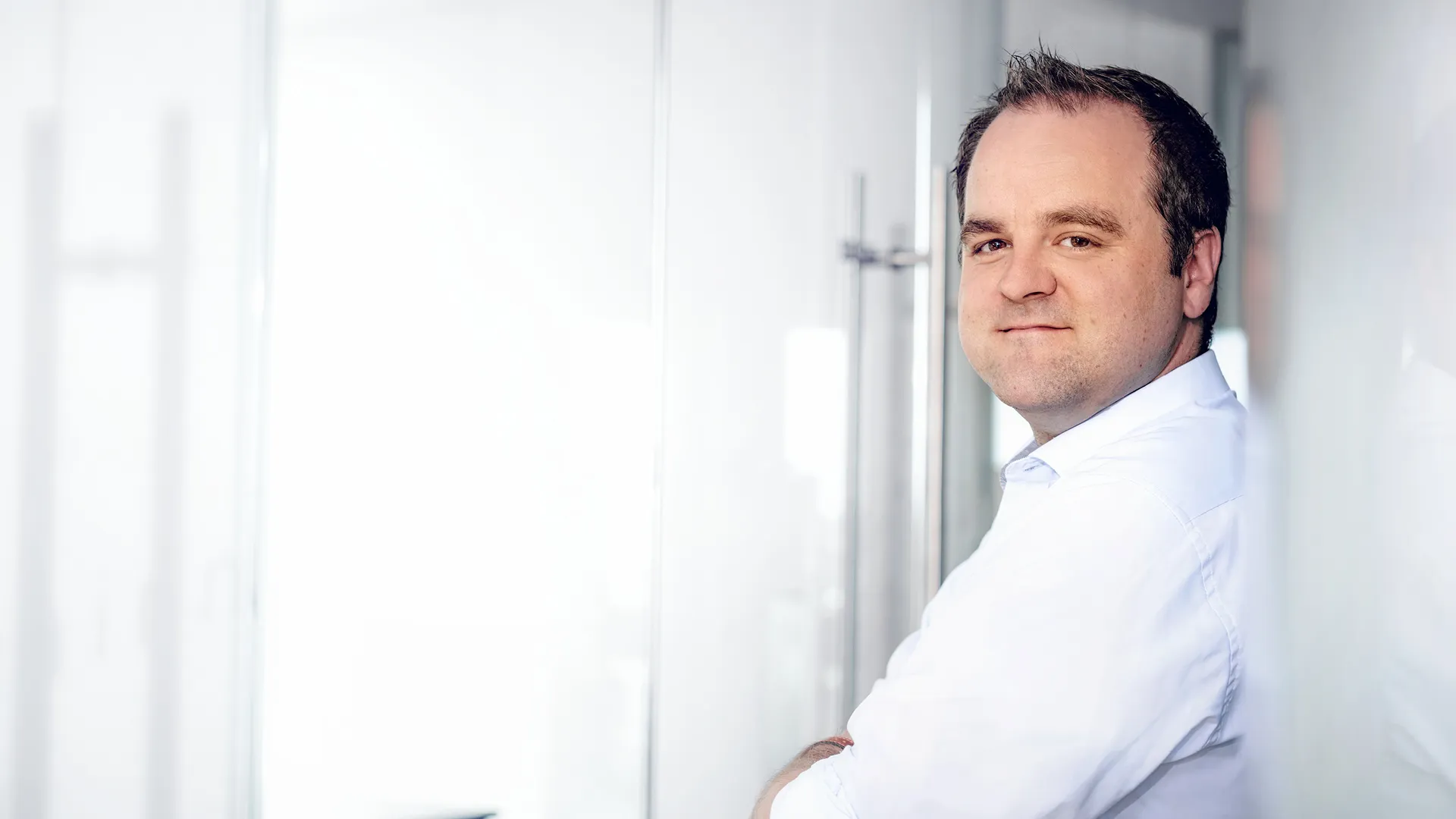 Teaser_Image_Ellenbeck_Robert.jpg ein Mann in einem weißen Hemd