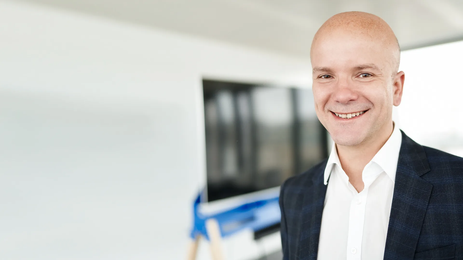 Ein Mann, der in die Kamera lächelt