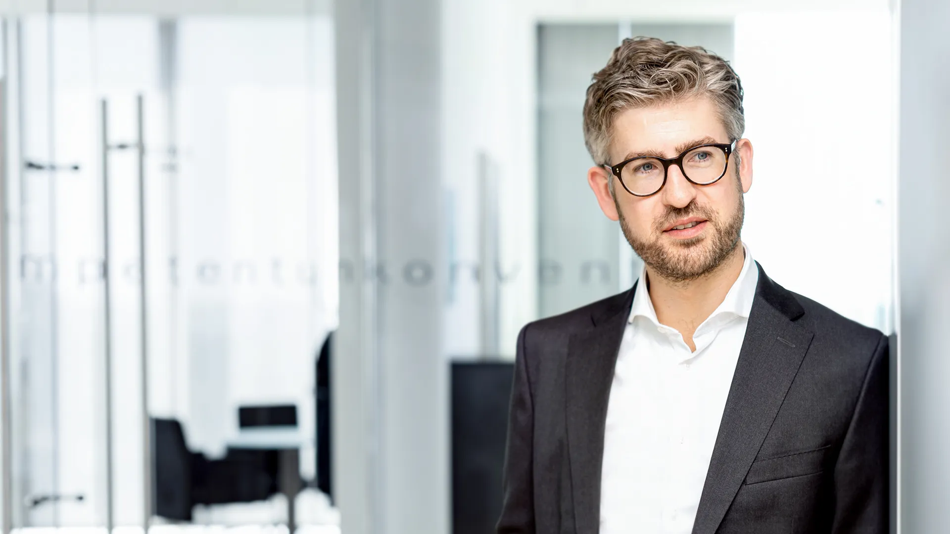 Teaser_Image_Queisner_Dirk.jpg Ein Mann im Anzug
