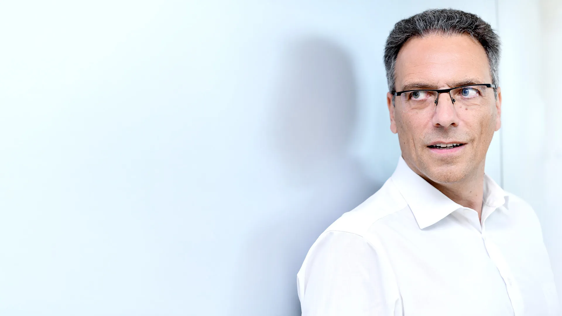 ein Mann in einem weißen Hemd