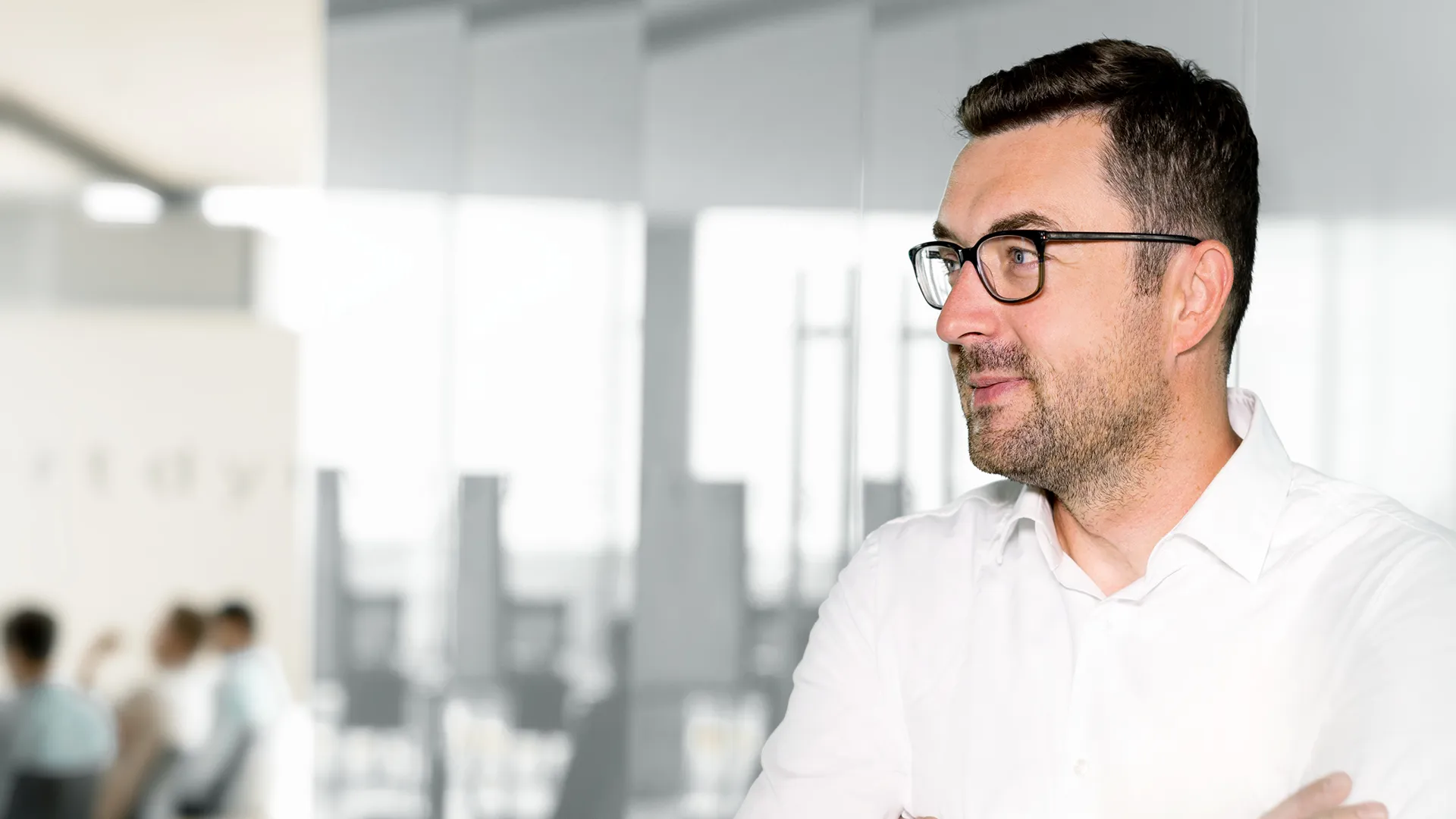 Teaser_Image_Ströhl_Thorsten.jpg Ein Mann mit Brille, der wegschaut
