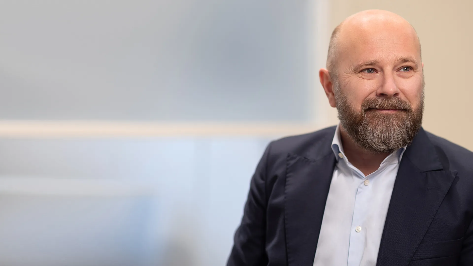 Jonas Schödin, zeb Ein Mann im Anzug