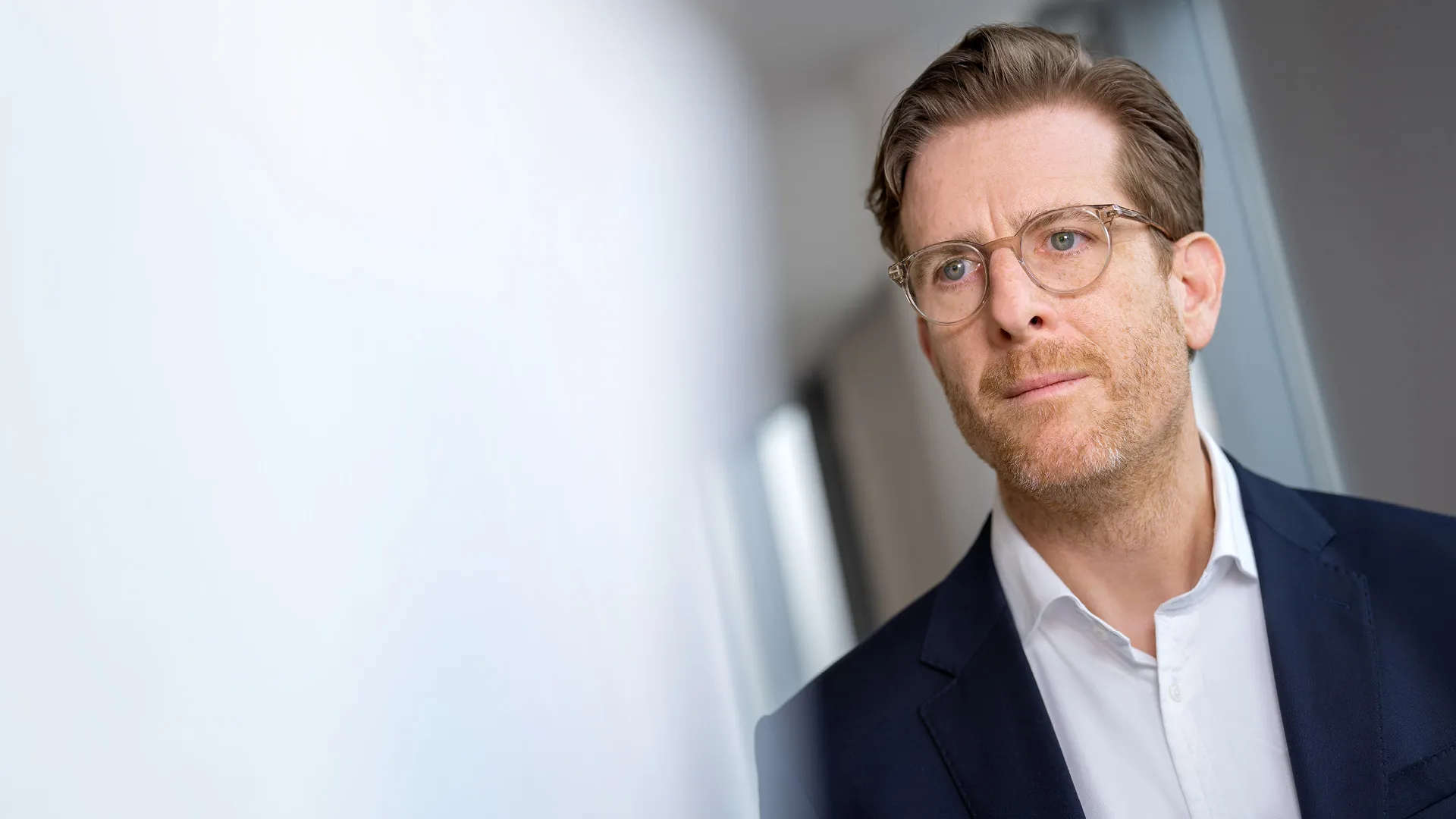 Teaser Image Franck Philip Ein Mann in Anzug und Brille