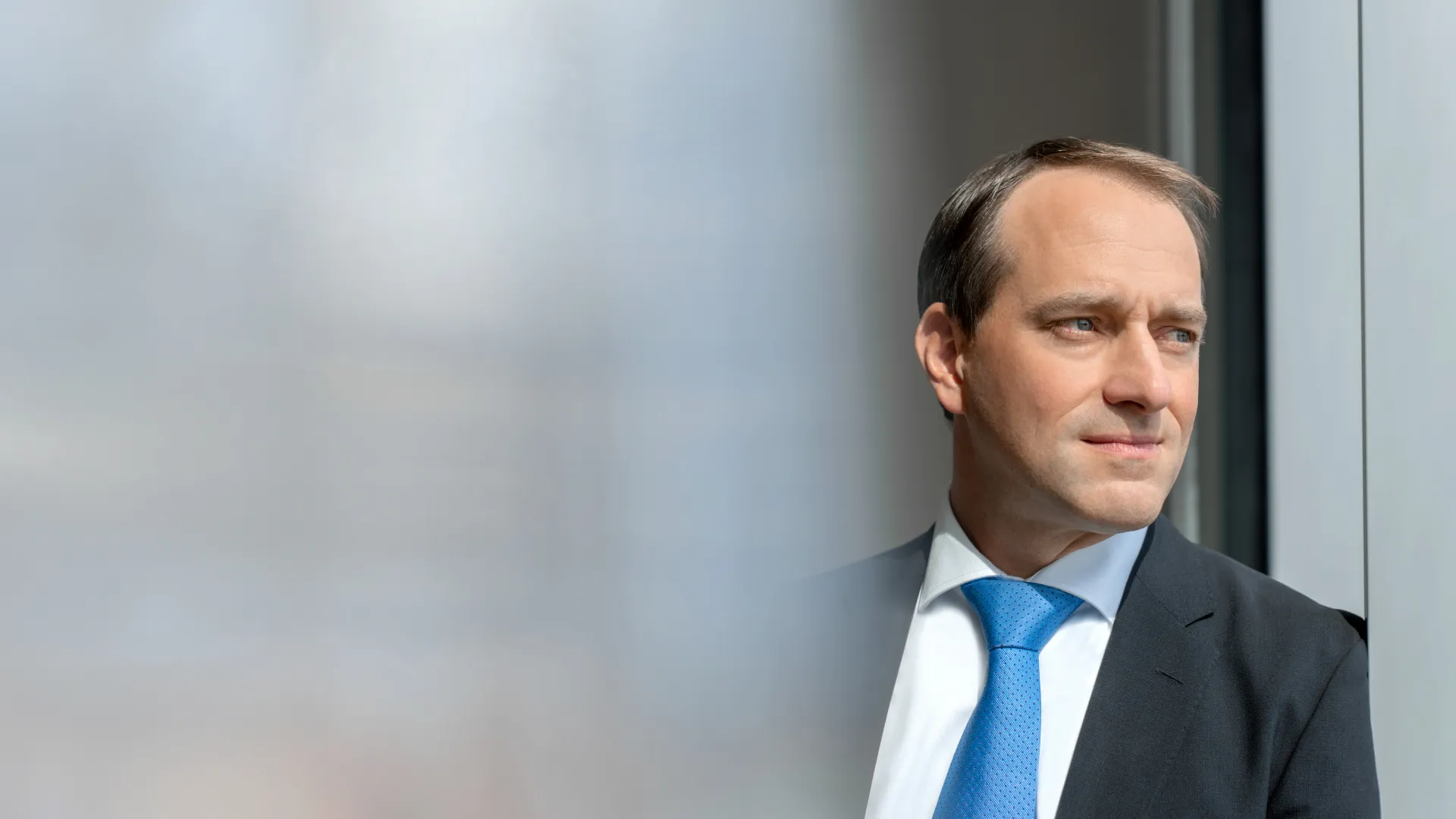Mann im Anzug zur Seite schauend Mann im Anzug zur Seite schauend