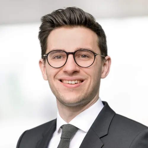 a man in a suit and tie Ein Mann in Anzug und Krawatte