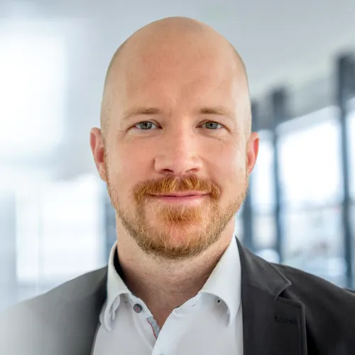 Ein Mann mit Bart und Schnurrbart