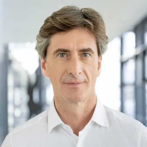 ein Mann in einem weißen Hemd