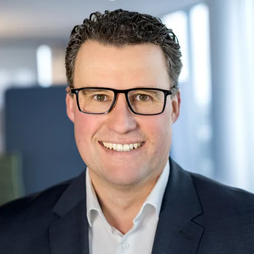 Ein Mann mit Brille und Anzug