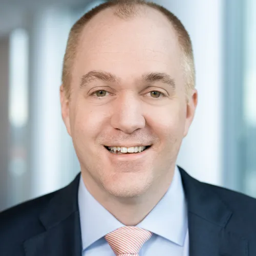 Ein Mann in Anzug und Krawatte