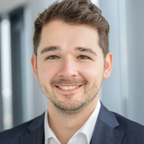 Ein Mann, der in die Kamera lächelt