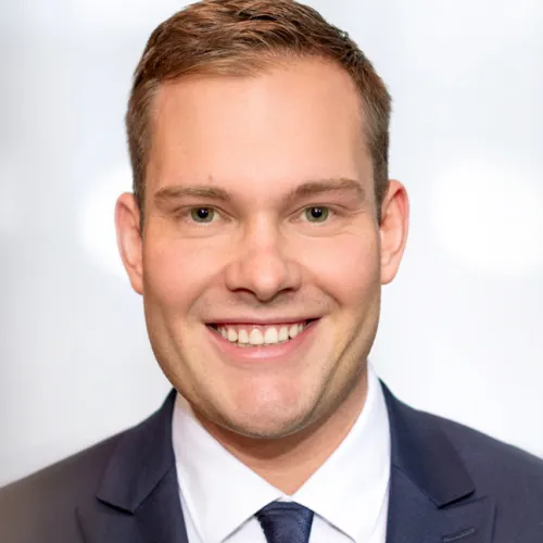 lächelnder Mann im Anzug